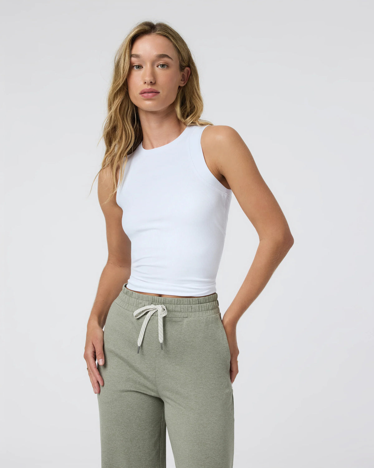 Pose Modern Tank
