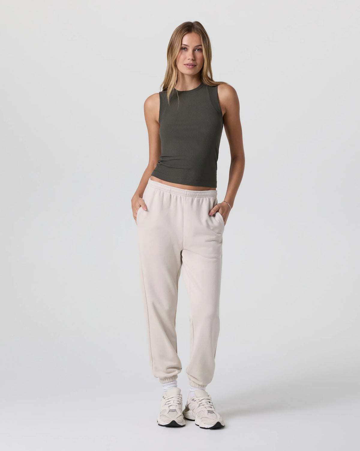 Pose Modern Tank