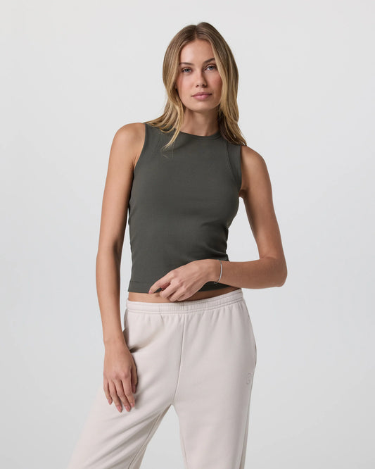 Pose Modern Tank