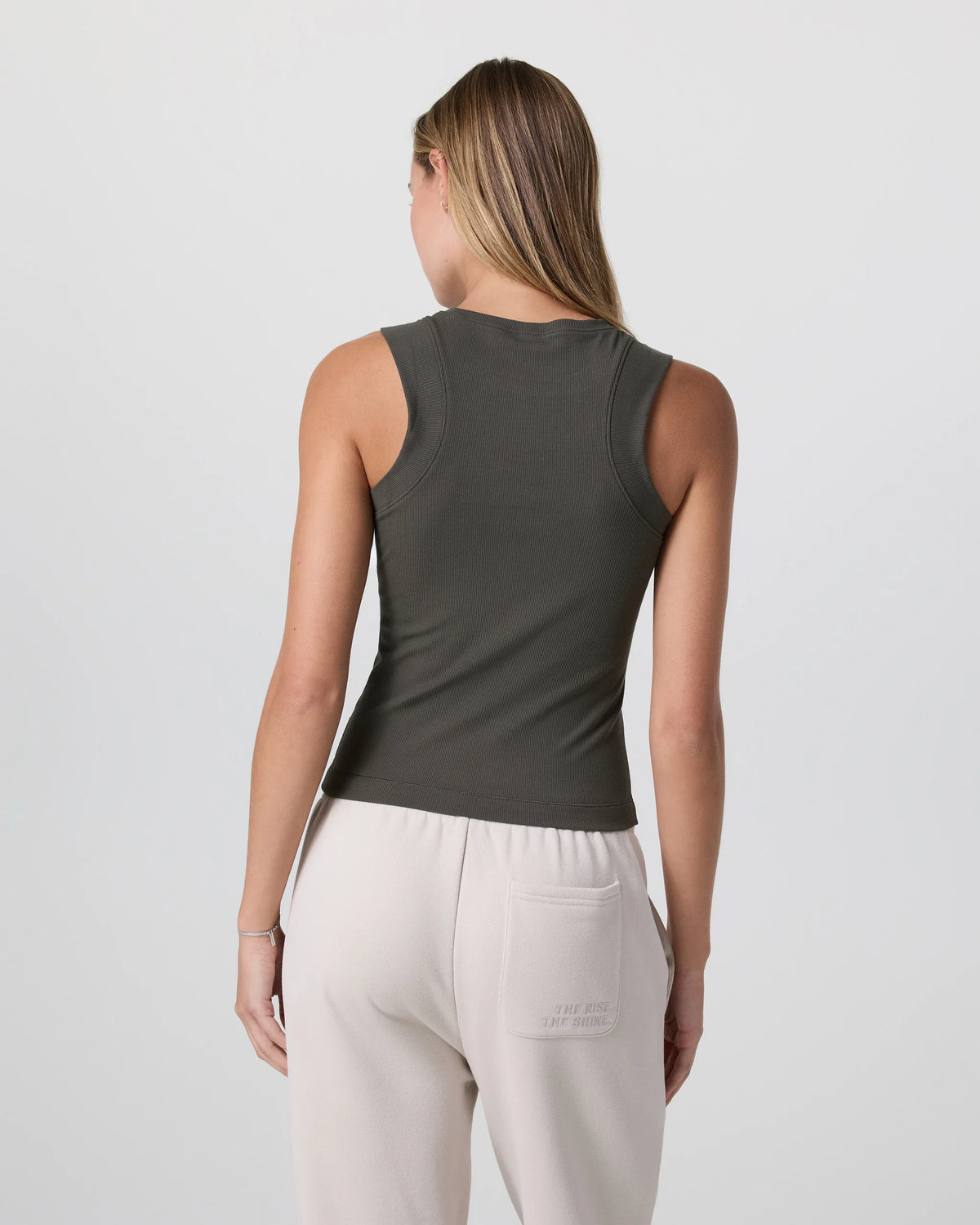Pose Modern Tank